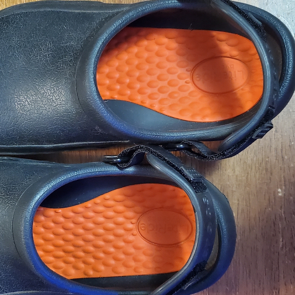 CROCS / NON-SLIP WORK SHOES / UNISEX WOMENS 7 OR MENS 5